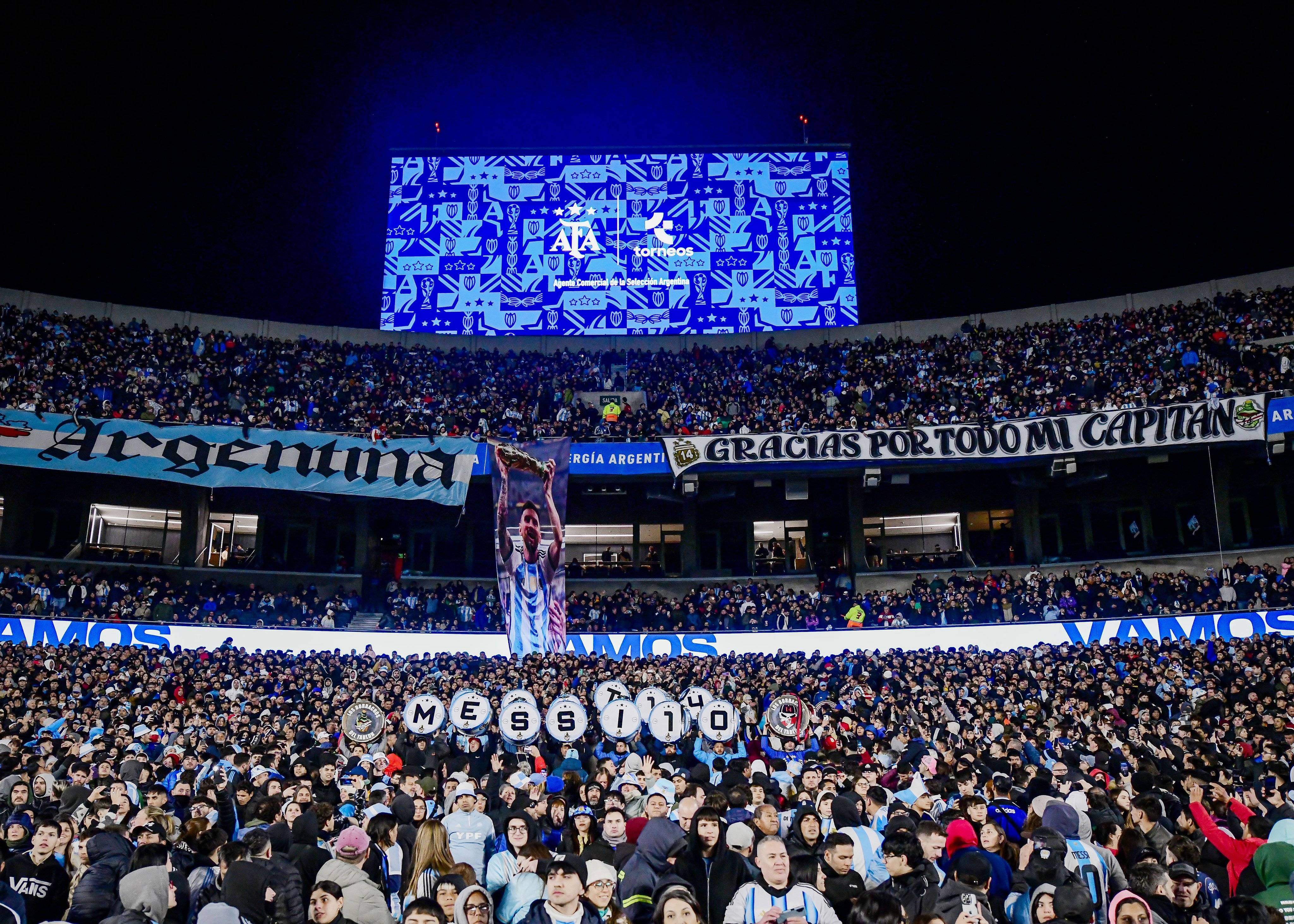 爆冷首场状态出色,德国队观众沸腾!,梅西重返赛场赢得满堂喝彩 爆冷首场状态出色,德国队观众沸腾!,梅西重返赛场赢得满堂喝彩