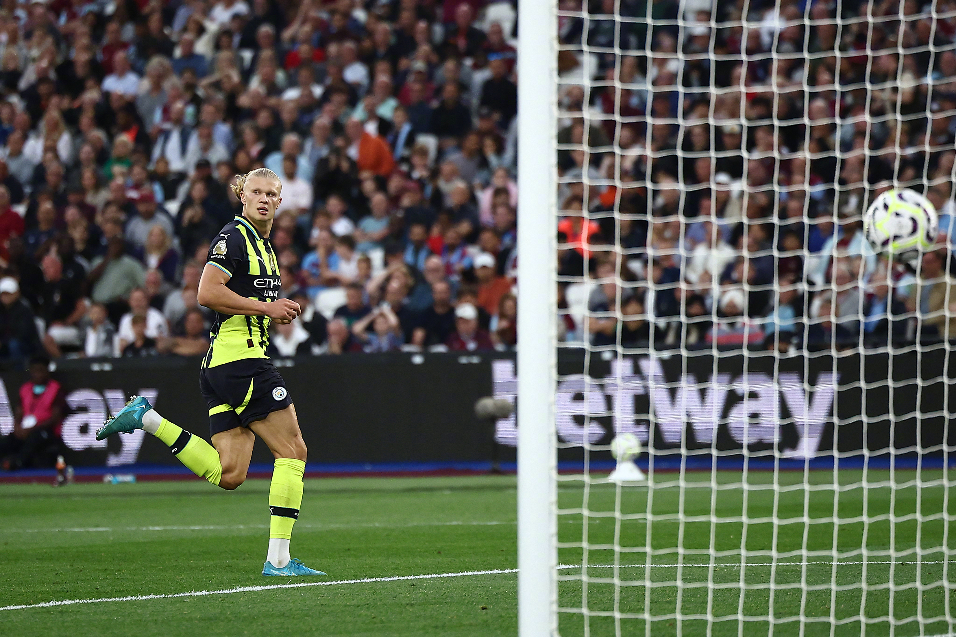 哈兰德迎来十五赛季出色发挥,巴黎圣日耳曼观众热烈欢呼!气势如虹延续 哈兰德迎来十五赛季出色发挥,巴黎圣日耳曼观众热烈欢呼!气势如虹延续