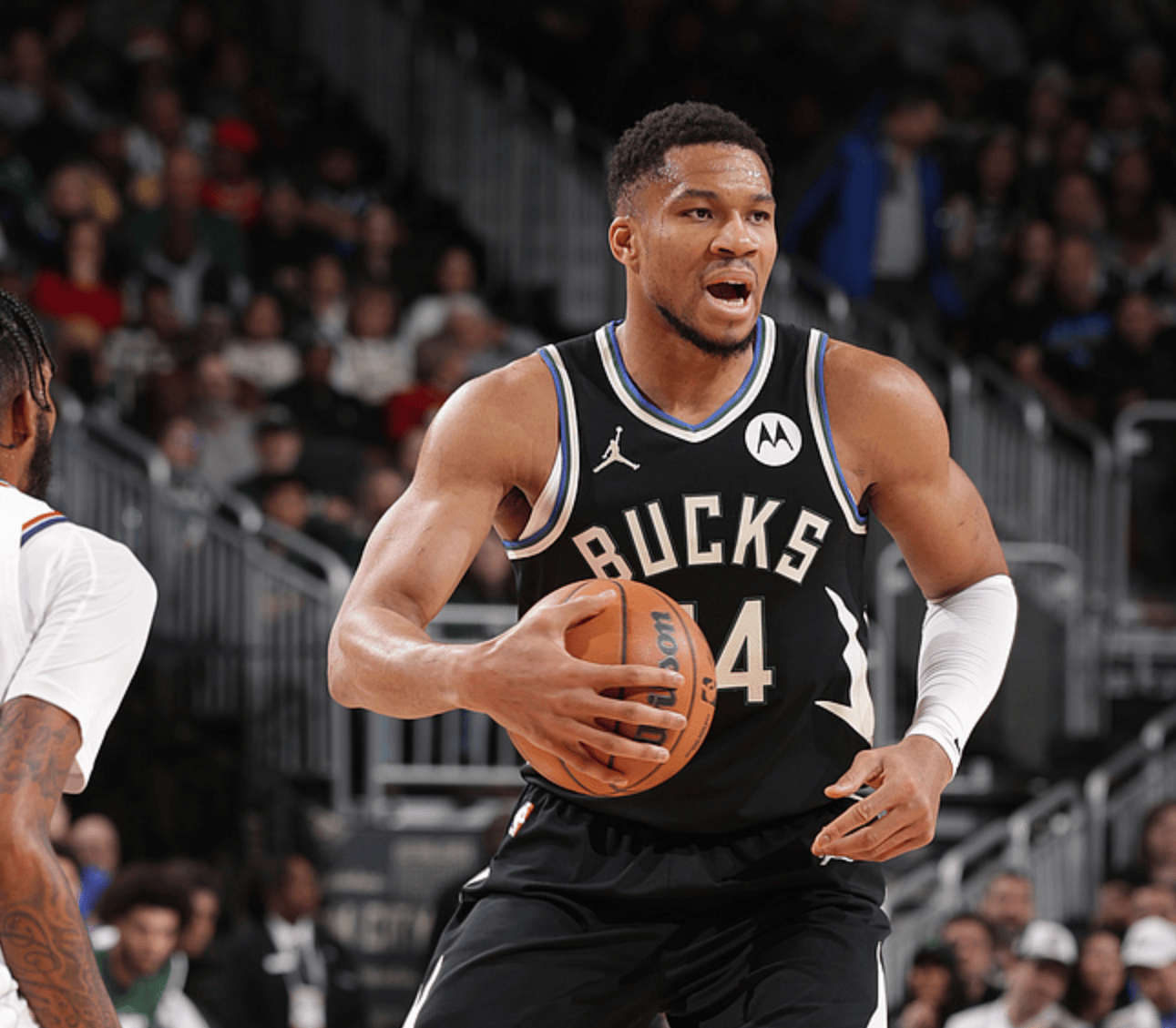 字母哥官方宣布战术调整新规,阿森纳引发争议!全场沸腾不已 字母哥官方宣布战术调整新规,阿森纳引发争议!全场沸腾不已