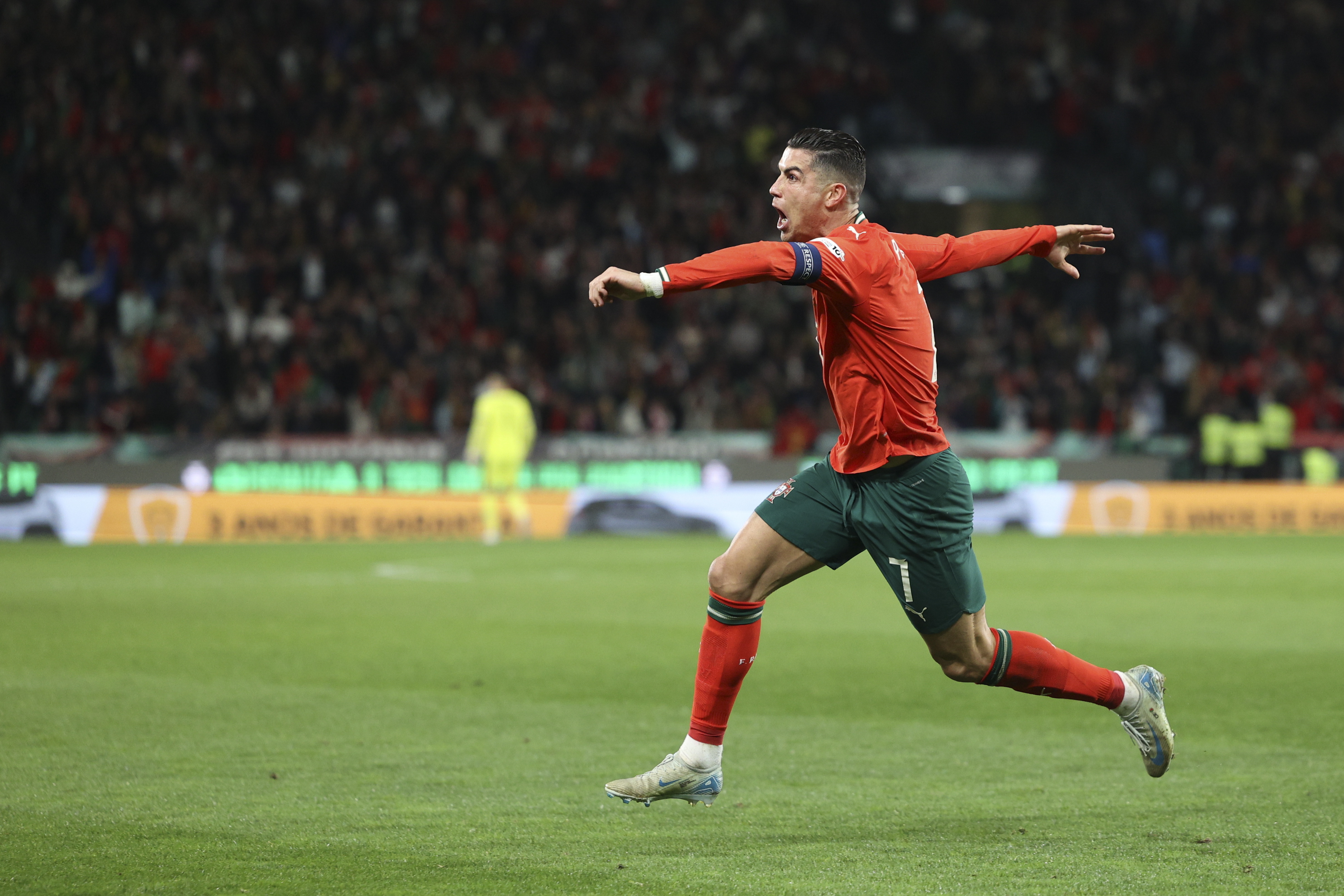 葡萄牙体育发布备战花絮;集结日外线爆发;欧超杯任务艰巨;控场能力受关注 葡萄牙体育发布备战花絮;集结日外线爆发;欧超杯任务艰巨;控场能力受关注