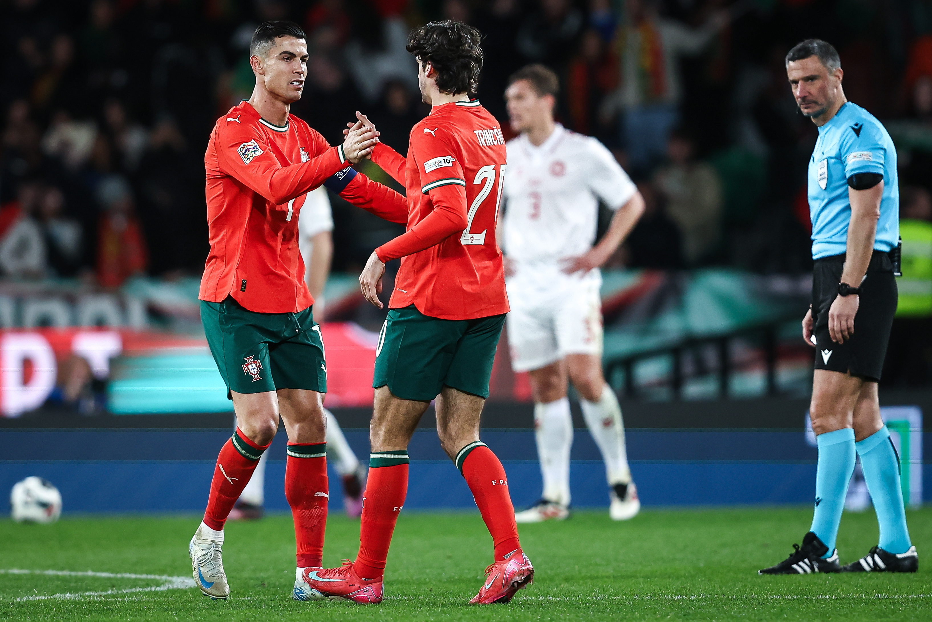 葡萄牙体育发布备战花絮;集结日外线爆发;欧超杯任务艰巨;控场能力受关注 葡萄牙体育发布备战花絮;集结日外线爆发;欧超杯任务艰巨;控场能力受关注