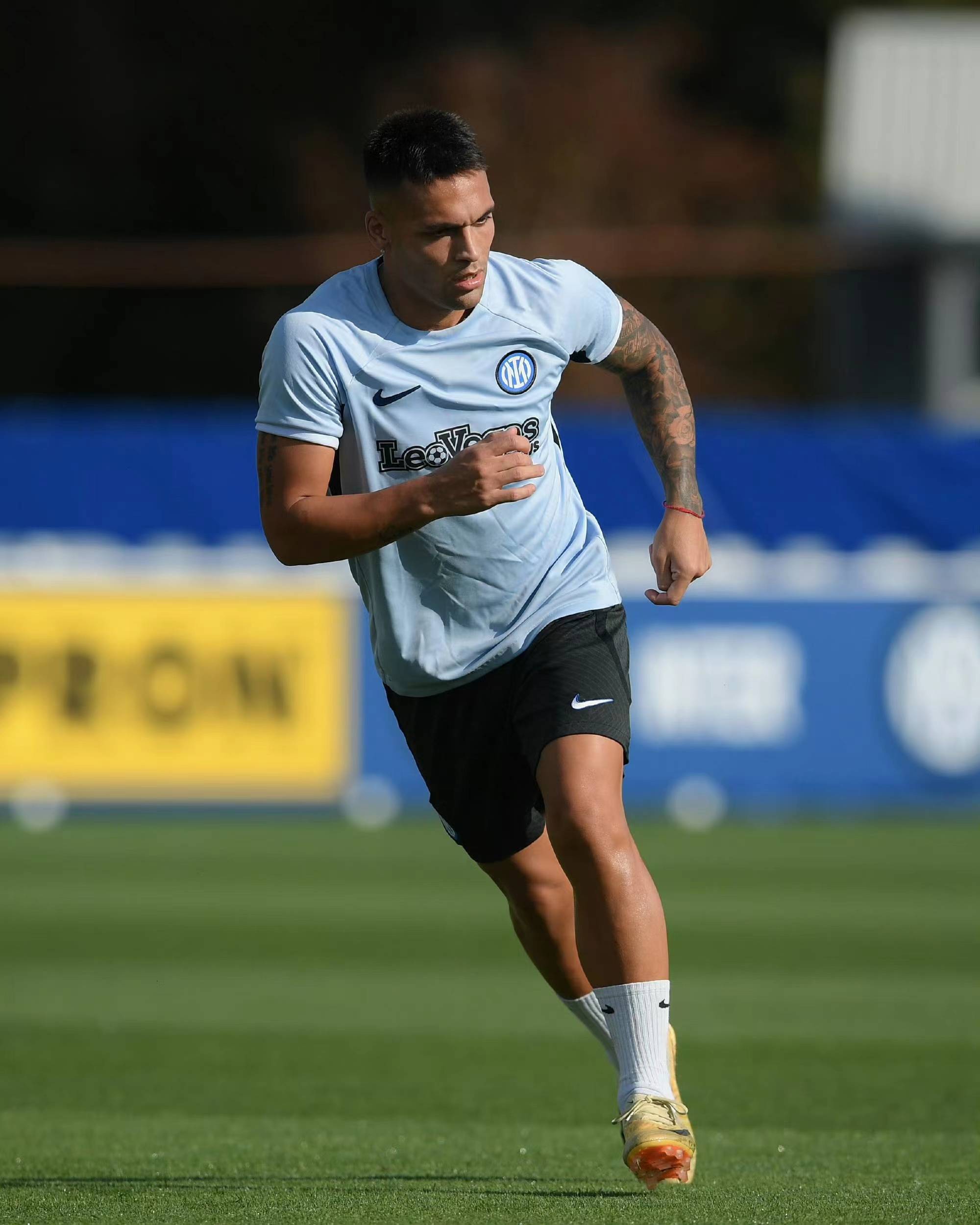 转折点AC米兰回应争议；荷甲赛前攻防权衡；压力陡增；控场能力受关注的简单介绍